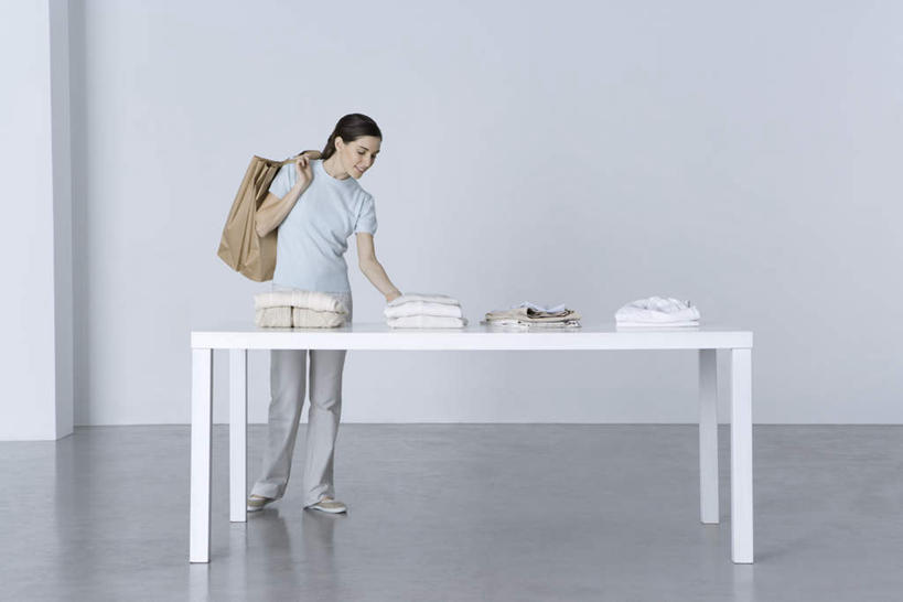 西方人,一个人,办公室,笑,微笑,露齿笑,横图,室内,白天,白色背景,正面,购物,消费,家具,桌子,袋子,欧洲,欧洲人,仅一个年轻女性,仅一个女性,仅一个人,服装,包装袋,手提袋,办公桌,购物袋,休闲装,衣服,休闲,休闲服,提,金融,摄影,服饰,影棚,整理,提着,购买,贸易,办公家具,年轻女性,女人,女性,白种人,彩图,全身,影棚拍摄,拍摄