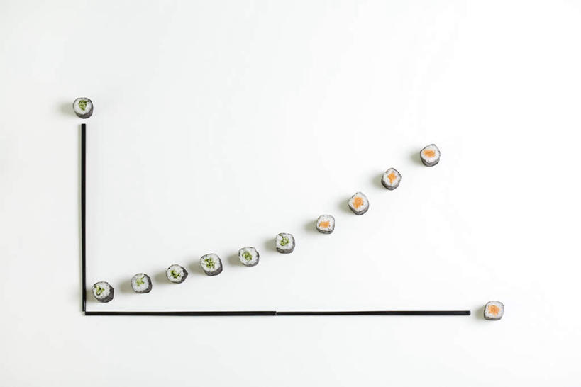 米饭,寿司,无人,横图,俯视,室内,特写,白天,白色背景,烹饪,筷子,桌面,桌子,萝卜,胡萝卜,黄瓜,蔬菜,一排,许多,新鲜,整齐,海苔,日本料理,料理,食品,紫菜,饭,菜肴,美食,食物,排列,黑色,日式料理,日式,佳肴,有机食品,绿色食品,坐标,五谷,队列,醋饭,四喜饭,青瓜,胡瓜,红萝卜,甘荀,彩图,高角度拍摄