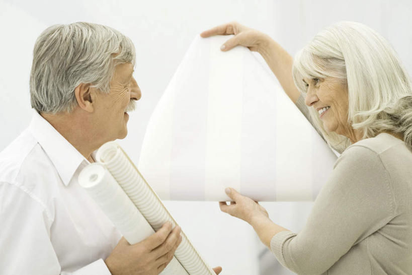 西方人,两个人,家庭,坐,笑,微笑,露齿笑,横图,室内,白天,白色背景,侧面,衬衫,壁纸,欧洲,欧洲人,握,墙,拿,拿着,相视,墙壁,墙面,白色,温暖,温馨,一家人,面对面,提,握着,对视,和睦,提着,相对,相看,老年男性,老年女性,男人,男性,女人,女性,白种人,墙纸,坐着,半身,彩图,衬衣,融洽