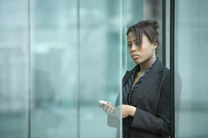 一个人,商务人士,商务女性,打电话,横图,室内,白天,侧面,办公楼,窗户,落地窗,写字楼,电话,手机,玻璃,仅一个年轻女性,仅一个女性,仅一个人,套装,透明,通讯设备,玻璃门,玻璃窗,商务楼,商务装,工薪阶层,交流,年轻女性,女人,女性,白领,上班族,沟通,通话,半身,彩图,大楼