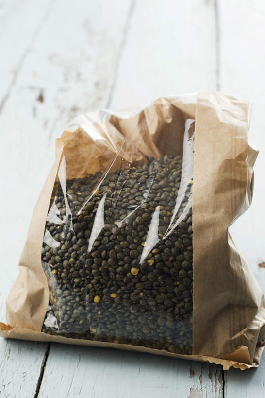 无人,竖图,俯视,室内,特写,白天,白色背景,植物,桌面,桌子,豆,扁豆,静物,透明,包装袋,木板,木头,塑料,木,豆类,豆子,黑色,放,摄影,影棚,一袋,豆科,白扁豆,羊眼豆,沿篱豆,小刀豆,藤豆,树豆,膨皮豆,南豆,南扁豆,凉衍豆,蛾眉豆,茶豆,藊豆,彩图,高角度拍摄,影棚拍摄,拍摄