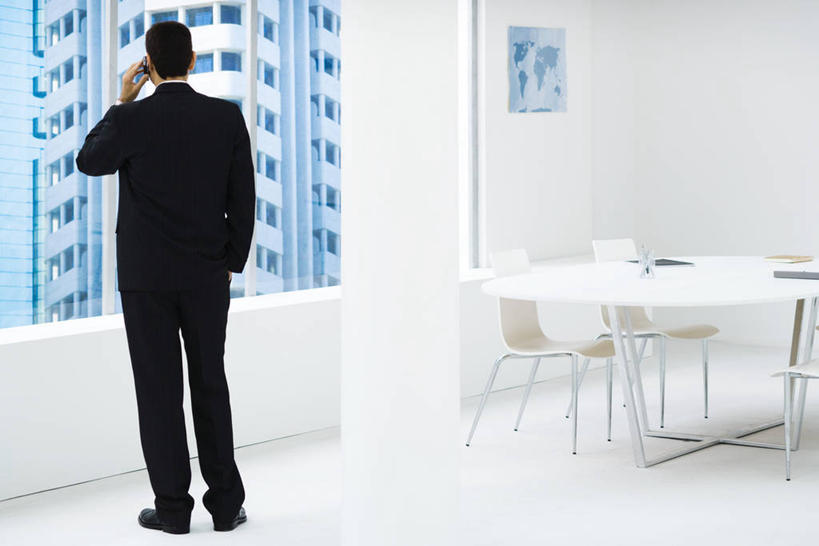 西方人,一个人,商务人士,商务男性,高楼大厦,站,打电话,横图,室内,白天,衬衫,绘画,办公楼,窗户,落地窗,桌子,大厦,建筑,摩天大楼,写字楼,电话,手机,椅子,欧洲,欧洲人,仅一个男性,仅一个人,仅一个中年男性,握,套装,艺术,装饰,材料,档案,文件,办公桌,墙,拿,拿着,文化,通讯设备,玻璃窗,壁画,墙壁,墙面,背面,资料,楼宇,站着,商务楼,握着,华丽,修饰,点缀,文档,商务装,手插袋,单手插袋,工薪阶层,单手抄兜,单手放兜,衬托,美观,雅致,雅观,交流,男人,男性,中年男性,白种人,白领,上班族,插兜,沟通,画画,手插兜,手放口袋,通话,站立,彩图,全身,衬衣,大楼,高层建筑,高楼,摩天楼,手抄兜