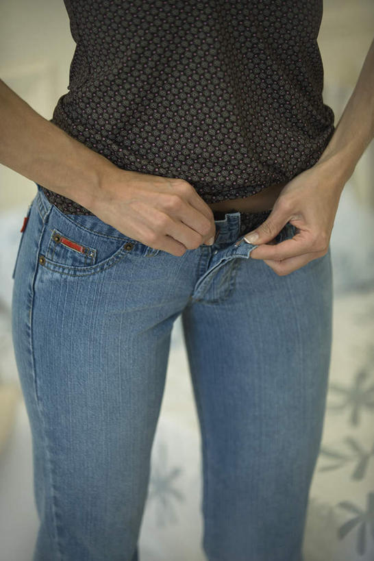 西方人,一个人,站,竖图,室内,白天,正面,床,卧室,欧洲,欧洲人,仅一个年轻女性,仅一个女性,仅一个人,握,裤子,床单,牛仔裤,休闲装,被子,穿,站着,休闲,休闲服,握着,单人床,被单,年轻女性,女人,女性,白种人,站立,半身,彩图,睡房,卧房