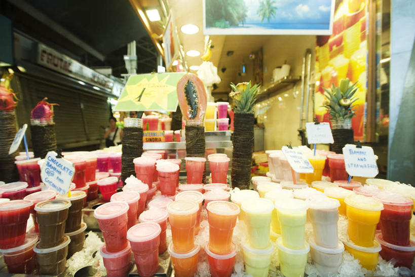 果汁,无人,商店,横图,室内,特写,白天,正面,超市,草莓,芒果,木瓜,石榴,香蕉,椰子,杯子,水果,一堆,一排,许多,堆叠,堆积,新鲜,整齐,壁灯,墙,灯光,生食,食品,果实,墙壁,墙面,灯,食物,排列,灯具,金融,百货,有机食品,绿色食品,堆,照明设备,队列,贸易,百货公司,洋莓,望果,万寿果,涂林,水果皇后,若榴,蜜望,檬果,闷果,漭果,杧果,金罂,金庞,红莓,甘蕉,番木瓜,地莓,丹若,庵波罗果,安石榴,彩图,店铺,购物商场,购物中心,商业中心,杂货店,杂货铺