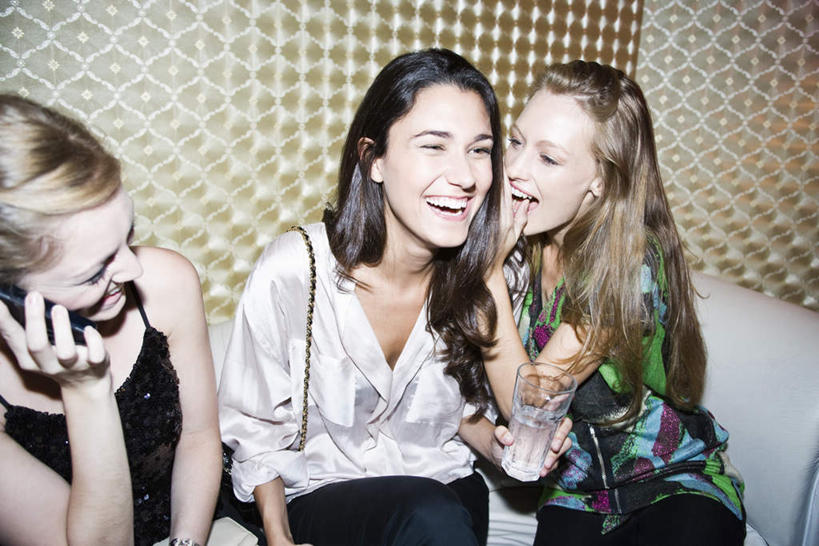 西方人,三个人,伙伴,朋友,笑,说,打电话,微笑,露齿笑,横图,室内,白天,正面,讨论,友谊,壁纸,沙发,杯子,电话,手机,欧洲,欧洲人,服装,墙,休闲装,通讯设备,墙壁,墙面,玻璃制品,衣服,水杯,休闲,休闲服,服饰,布艺沙发,交流,友情,年轻女性,女人,女性,白种人,玻璃杯,墙纸,沟通,讲话,交谈,商讨,说话,谈话,通话,半身,彩图