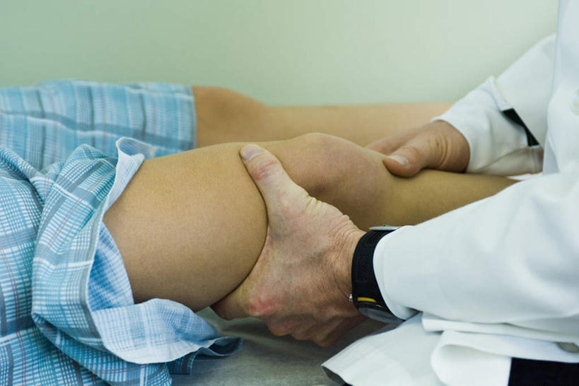 西方人,手,腿部,腿,两个人,医生,病人,医院,坐,躺,捏,横图,俯视,室内,白天,按摩,床,欧洲,欧洲人,检查,床单,捏着,被子,病床,医护人员,医疗人员,手部,单人床,体检,检测,医疗,被单,白大褂,指压,医疗机构,卧着,男人,男性,年轻女性,女人,女性,中年男性,白种人,大夫,患者,就医者,躺着,卧,坐着,半身,彩图,高角度拍摄,推拿,病院,诊所