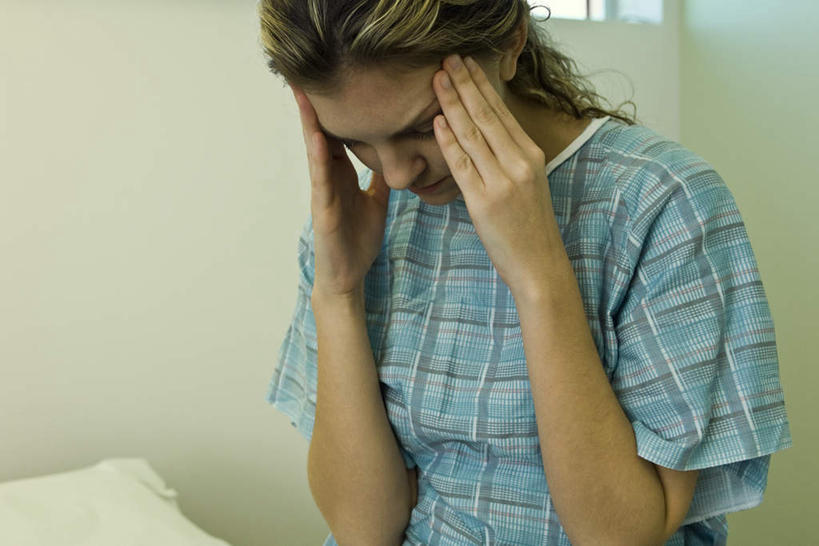 西方人,一个人,病人,医院,坐,闭眼,横图,室内,白天,正面,床,欧洲,欧洲人,仅一个年轻女性,仅一个女性,仅一个人,床单,被子,病床,疲倦,单人床,疲劳,被单,疲惫,病服,失落,医疗机构,疲乏,年轻女性,女人,女性,白种人,患者,就医者,闭眼睛,闭着眼,闭着眼睛,坐着,半身,彩图,病院,诊所