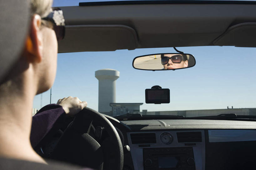 西方人,一个人,坐,横图,室外,白天,安全,镜子,汽车,欧洲,欧洲人,仅一个年轻女性,仅一个女性,仅一个人,一辆,服装,反射,墨镜,眼镜,休闲装,车,背面,衣服,蓝色,蓝天,天空,方向盘,太阳镜,太阳眼镜,交通工具,轿车,天,驾驶,休闲,休闲服,遮阳镜,服饰,后视镜,镜像,生命,镜面,光学,侧视镜,年轻女性,女人,女性,白种人,坐着,半身,彩图