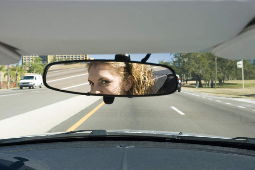 西方人,一个人,坐,笑,微笑,露齿笑,横图,室内,白天,正面,安全,镜子,汽车,欧洲,欧洲人,仅一个年轻女性,仅一个女性,仅一个人,一辆,阴影,反射,光线,眼镜,影子,分界线,停车线,车,蓝色,蓝天,天空,阳光,方向盘,交通工具,轿车,天,驾驶,行驶,后视镜,车行道,车行道分界线,操纵,镜像,控制,生命,镜面,标线,车行线,光学,侧视镜,年轻女性,女人,女性,白种人,坐着,半身,彩图