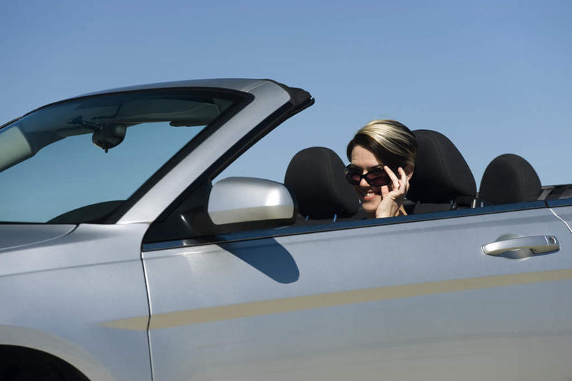 西方人,一个人,坐,摸,横图,室外,白天,正面,安全,镜子,汽车,欧洲,欧洲人,仅一个年轻女性,仅一个女性,仅一个人,一辆,抚摸,阴影,反射,光线,墨镜,眼镜,影子,车,蓝色,蓝天,天空,阳光,太阳镜,太阳眼镜,交通工具,轿车,天,驾驶,行驶,遮阳镜,后视镜,晴朗,操纵,镜像,控制,生命,镜面,万里无云,光学,侧视镜,年轻女性,女人,女性,白种人,晴空,晴空万里,触摸,接触,坐着,半身,彩图