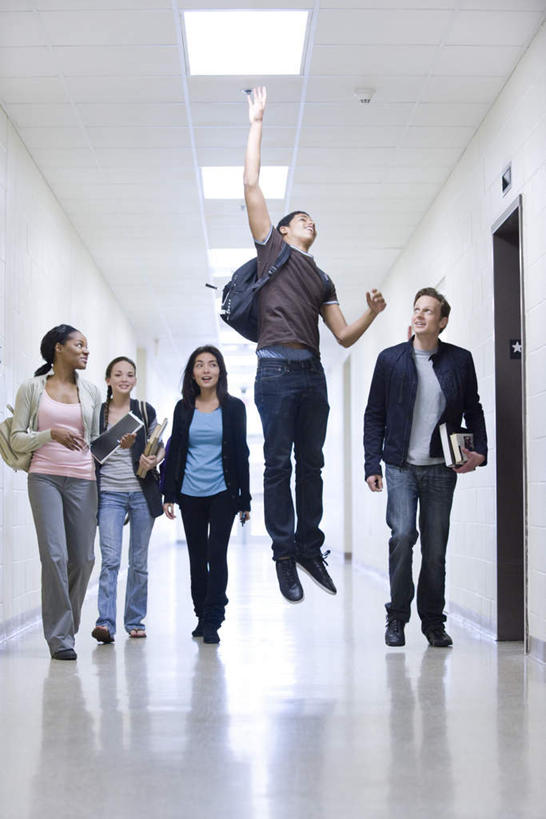 西方人,伙伴,朋友,学校,教学楼,走,跳,笑,说,微笑,竖图,室内,白天,正面,讨论,友谊,书籍,照明,欧洲,欧洲人,五个人,握,阴影,反射,影子,走廊,灯光,半空,拿,拿着,校园,顶灯,灯,灯具,握着,照亮,照明设备,交流,友情,男人,男性,年轻男性,年轻女性,女人,女性,白种人,书,图书,步行,沟通,讲话,交谈,散步,商讨,说话,谈话,跳跃,走路,彩图,全身,教室楼,教学大楼