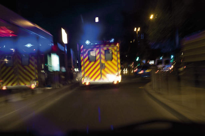 无人,家,横图,室外,夜晚,正面,道路,路,公路,救护车,照明,一辆,房屋,屋子,交通,楼房,住宅,灯,灯具,照亮,照明设备,前照灯,前大灯,车前灯,马路,彩图,房子