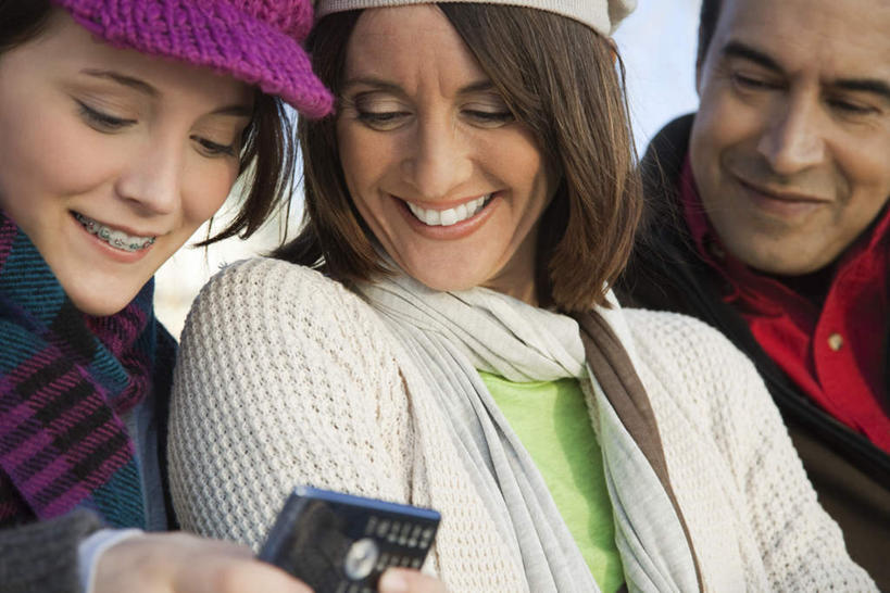 西方人,三个人,家庭,母亲,父亲,女儿,站,笑,打电话,微笑,露齿笑,横图,室外,白天,正面,电话,手机,欧洲,欧洲人,握,服装,拿,拿着,注视,休闲装,通讯设备,衣服,观察,看,靠,靠着,倚靠,站着,休闲,温暖,温馨,父女,母女,三口之家,一家人,休闲服,父爱,母爱,握着,服饰,观看,和睦,察看,倚着,关注,交流,男人,男性,年轻女性,女人,女性,中年男性,中年女性,白种人,沟通,通话,站立,半身,彩图,融洽