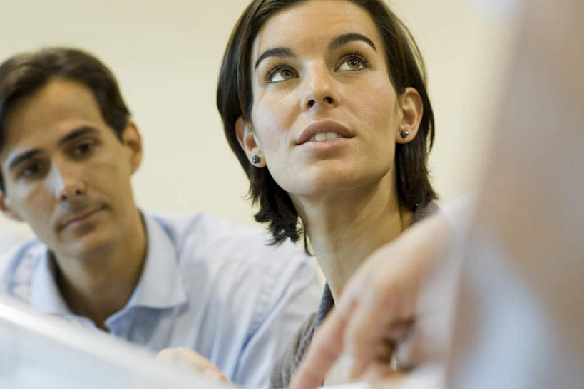 西方人,三个人,同事,商务人士,商务男性,商务女性,坐,笑,微笑,露齿笑,横图,室内,白天,仰视,衬衫,成功,合作,团队,集体,信心,欧洲,欧洲人,指,套装,朦胧,模糊,材料,档案,文件,墙,注视,队伍,墙壁,墙面,资料,看,领导,指着,成就,关注,文档,商务装,合伙,领袖,工薪阶层,男人,男性,年轻男性,年轻女性,女人,女性,白种人,白领,上班族,抬头,仰头,坐着,半身,彩图,低角度拍摄,衬衣