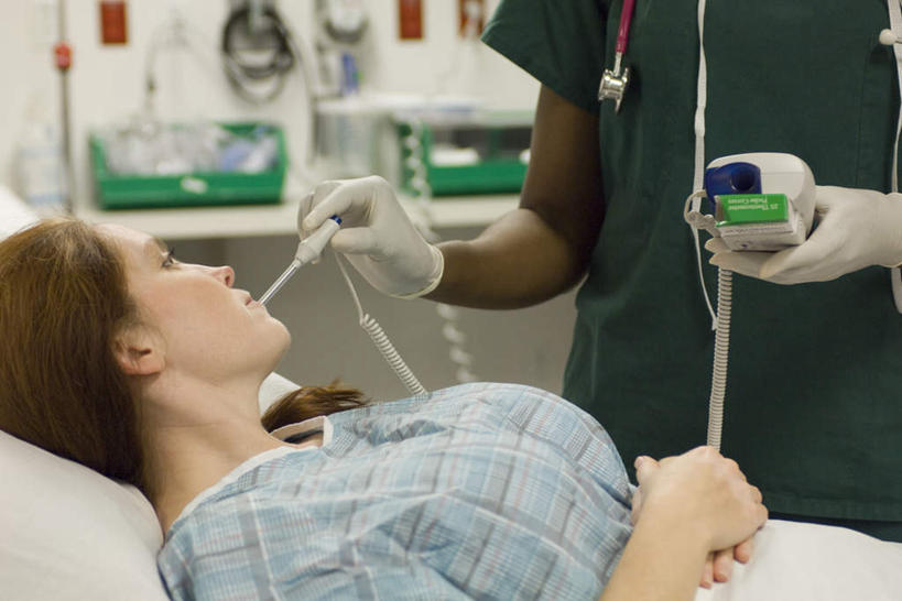 西方人,两个人,医生,病人,医院,站,躺,横图,室内,白天,侧面,安全,床,生活用品,桌子,欧洲,非洲,黑人,欧洲人,握,咬,医学,测量,器材,温度计,墙,床单,拿,拿着,被子,显示屏,墙壁,墙面,体温计,听诊器,站着,医护人员,医疗人员,握着,单人床,快速,温度,咬着,感冒,医疗,医疗设备,卫生,准确,被单,体温,精度,精准,发烧,电子温度计,电子体温计,流感,物理,医疗机构,感温头,温度传感器,读数,快捷,医用温度计,量温棒,热电偶,卧着,年轻女性,女人,女性,白种人,非洲人,大夫,患者,就医者,躺着,卧,站立,半身,彩图,病院,诊所