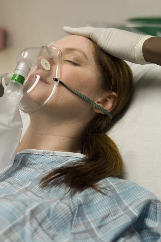 西方人,两个人,医生,病人,医院,躺,闭眼,摸,竖图,室内,白天,仰视,床,欧洲,欧洲人,抚摸,墙,床单,被子,墙壁,墙面,医护人员,医疗人员,氧气罩,单人床,被单,白大褂,医疗机构,卧着,男人,男性,年轻女性,女人,女性,中年男性,白种人,大夫,患者,就医者,闭眼睛,闭着眼,闭着眼睛,触摸,接触,躺着,卧,半身,彩图,低角度拍摄,病院,诊所