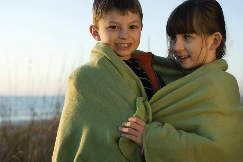 西方人,儿童,两个人,站,笑,微笑,露齿笑,横图,室外,白天,正面,纯洁,草地,草坪,植物,欧洲,欧洲人,握,阴影,光线,毯子,影子,水平线,辽阔,海平线,拿,拿着,注视,兄妹,草,小孩,蓝色,绿色,蓝天,天空,阳光,天,看,站着,广阔,可爱,童年,童趣,握着,晴朗,观看,一望无际,关注,裹着,童真,烂漫,无邪,万里无云,无边无际,一马平川,天真,男孩,男人,男性,女孩,女人,女性,白种人,晴空,晴空万里,站立,半身,彩图,水天相接,水天一线,男生,女生