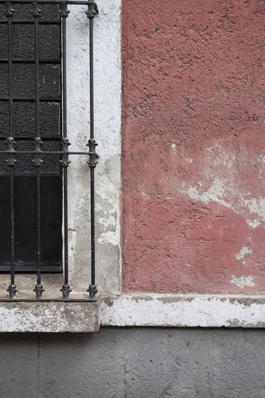 无人,家,竖图,室外,特写,白天,正面,安全,窗户,静物,房屋,墙,屋子,防护,楼房,防盗窗,玻璃窗,墙壁,墙面,住宅,红色,保护,保险,保全,周全,安稳,安定,平安,彩图,房子