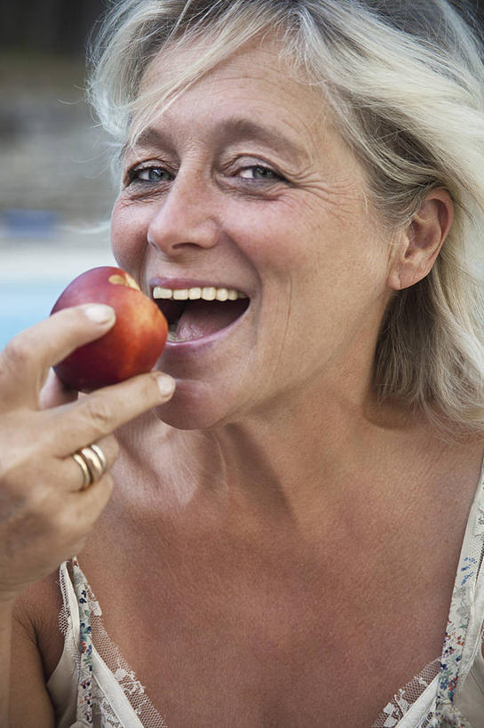 西方人,一个人,体育馆,游泳池,站,笑,微笑,露齿笑,竖图,室外,白天,正面,爱情,水,桃子,水果,欧洲,欧洲人,仅一个女性,仅一个人,握,服装,朦胧,模糊,新鲜,水池,水面,生食,食品,果实,油桃,浪漫,拿,拿着,注视,休闲装,泳池,装饰品,食物,一个,衣服,红色,戒指,饰品,首饰,观察,看,站着,仅一个中年女性,休闲,休闲服,恩爱,握着,服饰,有机食品,绿色食品,单个,观看,信物,察看,游泳馆,权利,关注,肺果,手饰,李光桃,女人,女性,中年女性,白种人,站立,半身,彩图