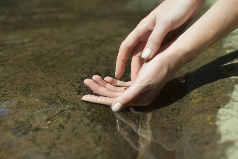 西方人,手,一个人,捧,横图,俯视,室外,特写,白天,河流,石头,水,欧洲,欧洲人,双手,仅一个年轻女性,仅一个女性,仅一个人,阴影,朦胧,模糊,光线,石子,影子,河水,水流,小溪,阳光,溪水,手部,年轻女性,女人,女性,白种人,石块,岩石,端,端着,捧着,手捧,半身,彩图,高角度拍摄