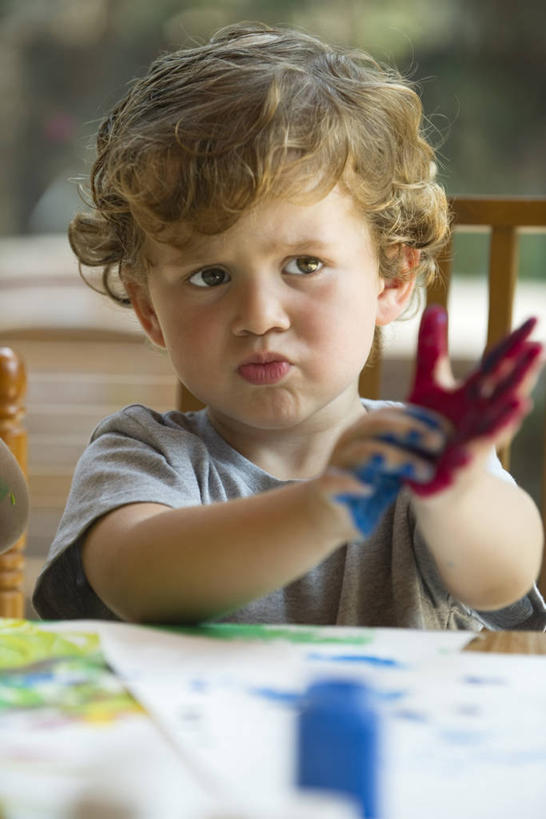 西方人,儿童,嘴,一个人,坐,竖图,室内,白天,正面,纯洁,装修,桌子,欧洲,欧洲人,仅一个男性,仅一个人,擦,抚摸,服装,生气,朦胧,模糊,装饰,材料,纸,纸张,凌乱,注视,休闲装,书桌,装潢,小孩,衣服,课桌,嘟嘴,观察,看,仅一个小孩,休闲,休闲服,撅嘴,可爱,童年,童趣,擦拭,愤怒,服饰,肮脏,观看,油漆,保护,恼怒,涂料,察看,混乱,愤慨,怒气,气愤,发怒,关注,怒火,情绪,脾气,童真,烂漫,无邪,邋遢,忿怒,怨恨,强烈,纷乱,缭乱,庞杂,龌龊,污秽,气忿,愤恨,肝火,揩擦,拭,激动,天真,男孩,男人,男性,白种人,孩子,嘴巴,嘴唇,画纸,坐着,半身,彩图,铅画纸,素描纸,男生,轻抚