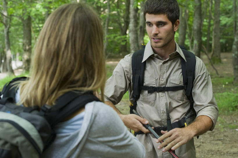 西方人,背部,两个人,站,横图,室外,白天,正面,爱情,旅游,度假,美景,森林,树林,植物,西班牙,欧洲,巴塞罗那,欧洲人,握,服装,包,景观,浪漫,拿,旅行包,拿着,注视,休闲装,娱乐,相视,树,树木,衣服,绿色,自然,背包,观察,看,站着,享受,休闲,温暖,温馨,面对面,休闲服,景色,恩爱,放松,握着,恋人,服饰,生长,成长,观看,对视,和睦,察看,互视,关注,南欧,自然风光,相对,相看,首府,加泰罗尼亚,西班牙王国,旅游包,男人,男性,年轻男性,年轻女性,女人,女性,白种人,情侣,站立,半身,彩图,伴侣,融洽,双肩包