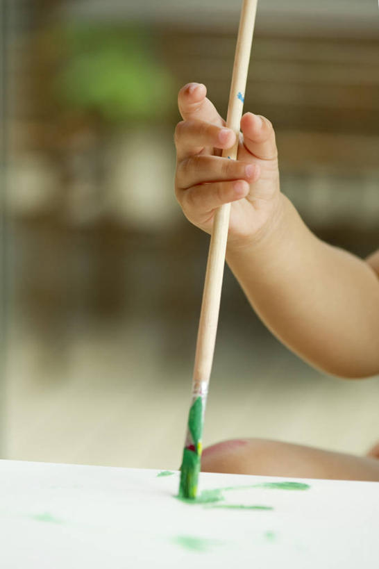 西方人,婴儿,儿童,手,一个人,竖图,室内,特写,白天,正面,纯洁,桌子,欧洲,欧洲人,仅一个人,握,指,阴影,朦胧,模糊,反射,笔,影子,办公用品,凌乱,拿,拿着,指点,书桌,文具,小孩,画笔,课桌,学习用品,手部,可爱,握着,活泼,单手,文具用品,混乱,绘图,指向,宝宝,纯真,烂漫,无邪,纷乱,缭乱,庞杂,伶俐,天真,白种人,孩子,画画,画图,摹绘,半身,彩图