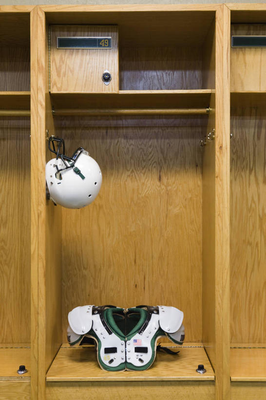 无人,竖图,室内,特写,白天,正面,安全,柜子,静物,帽子,阴影,反射,头盔,影子,墙,防护,储物柜,墙壁,墙面,安全帽,保护,储存,保险,保全,周全,安稳,安定,一顶,储备,蕴藏,贮备,护肩,平安,彩图,贮存