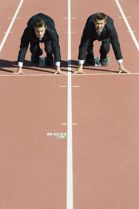 西方人,两个人,同事,商务人士,商务男性,体育馆,运动场,起跑线,起点,蹲,竖图,俯视,室外,白天,衬衫,运动鞋,锻炼,旅游,度假,成功,运动,合作,团队,集体,信心,鞋子,欧洲,欧洲人,撑,弯腰,准备,阴影,套装,开始,光线,起跑器,影子,跑道,注视,娱乐,体育场,队伍,阳光,观察,看,享受,休闲,放松,田径场,观看,休闲鞋,察看,领导,撑着,成就,关注,室外运动,商务装,户外运动,合伙,领袖,塑胶跑道,助跑器,工薪阶层,起始,弯身,运动馆,男人,男性,年轻男性,中年男性,白种人,白领,上班族,蹲着,彩图,高角度拍摄,全身,衬衣,健身,起跑点,全天候田径运动跑道