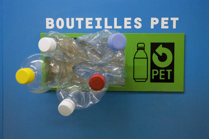 无人,横图,室外,特写,白天,正面,指示牌,五个,许多,悬挂,环保,标志,文字,字母,标识,一个,蓝色,绿色,瓶子,塑料制品,塑料瓶,单个,垃圾箱,回收,资源,利用,低碳,循环,彩图