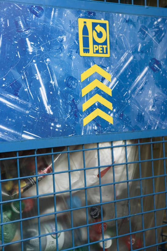 无人,竖图,室外,特写,白天,正面,指示牌,一堆,一排,许多,堆叠,堆积,环保,整齐,金属,标志,方格,文字,垃圾桶,方向,标识,箭头,排列,一个,蓝色,瓶子,塑料制品,铁丝,塑料瓶,单个,堆,回收,资源,指向,队列,利用,低碳,循环,簇,彩图