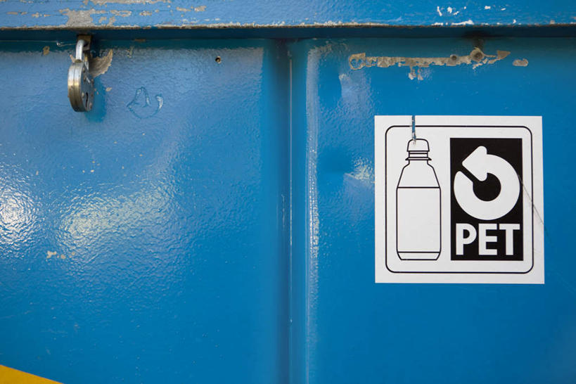 无人,横图,室外,特写,白天,正面,指示牌,阴影,环保,光线,标志,方格,文字,影子,字母,标识,一个,蓝色,阳光,单个,垃圾箱,回收,资源,利用,低碳,循环,彩图