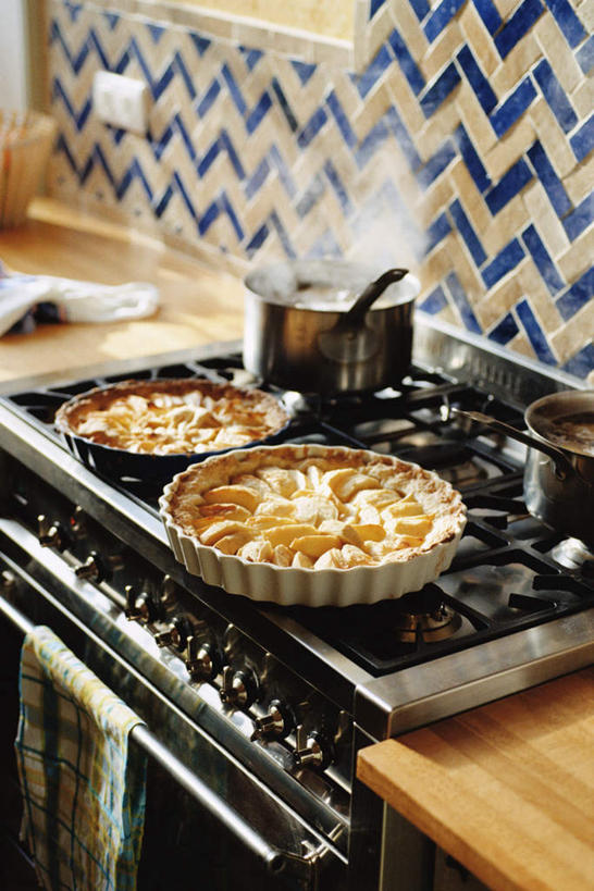 无人,竖图,俯视,室内,特写,白天,烹饪,西餐,厨房,餐具,两块,一排,花纹,整齐,碟子,锅子,盘,墙,料理,食品,披萨,灶头,菜肴,美食,开关,墙壁,墙面,食物,排列,一个,盘子,碟,快餐,烟,西式,佳肴,单个,比萨,队列,西式快餐,垃圾食品,意大利薄饼,彩图,高角度拍摄,灶间