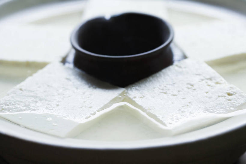 豆腐,无人,横图,俯视,室内,特写,白天,烹饪,餐桌,桌子,厨具,沸腾,朦胧,模糊,锅子,砂锅,陶瓷,日本料理,料理,食品,陶瓷制品,锅,菜肴,美食,食物,日式料理,日式,佳肴,餐台,锅具,豆制品,烹饪用具,烹调用具,烹调,彩图,高角度拍摄