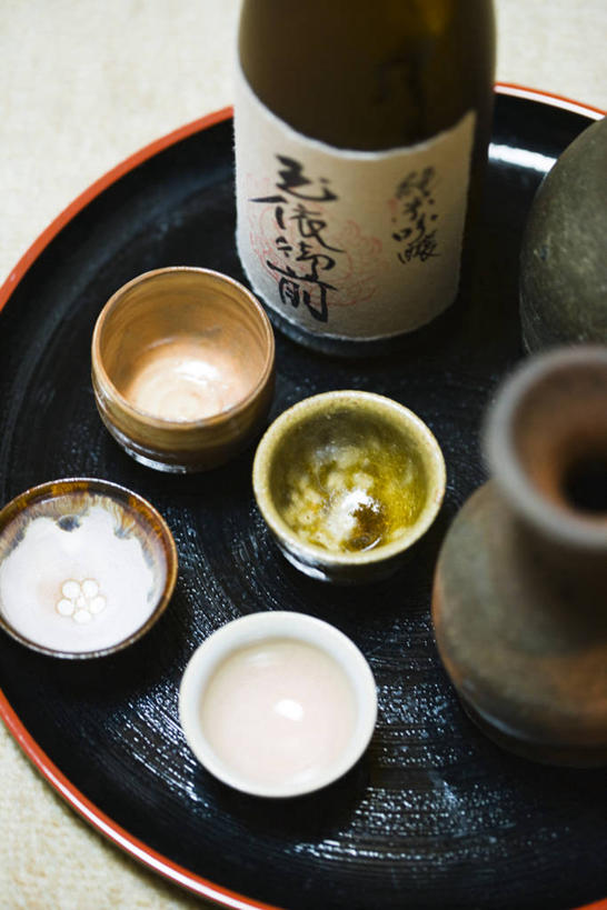 米饭,无人,竖图,俯视,室内,特写,白天,烹饪,餐桌,桌子,杯子,餐具,日文,标志,瓷器,碟子,盘,文字,字符,陶瓷,日本料理,味增汤,料理,食品,陶瓷制品,饭,标识,菜肴,美食,酒瓶,食物,盘子,瓶子,碟,日式料理,四个,日式,佳肴,餐台,五谷,瓷杯,日语,彩图,高角度拍摄,清酒瓶