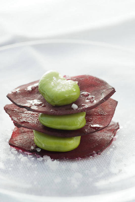 无人,竖图,俯视,室内,特写,白天,植物,餐桌,桌子,蔬菜,餐具,一排,许多,阴影,朦胧,模糊,新鲜,整齐,反射,碟子,盘,影子,冰,豆类,豆子,冰块,食品,蚕豆,胡豆,佛豆,川豆,倭豆,罗汉豆,三片,甜菜,三颗,冷冻,食物,排列,一个,盘子,碟,寒冷,有机食品,绿色食品,冷藏,单个,餐台,堆,冰冷,队列,横截面,剖面,豆科,菾菜,保鲜,截面,截面图形,红甜菜,彩图,高角度拍摄,红菾菜