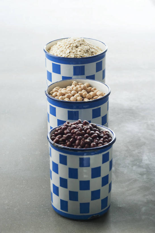 无人,竖图,俯视,室内,特写,白天,早餐,植物,餐桌,桌子,豆,大豆,蔬菜,金属制品,一堆,许多,阴影,堆积,新鲜,反射,金属,格子,罐子,影子,豆类,豆子,毛豆,谷物,食品,美食,饮食,食物,瓶子,保健,有机食品,绿色食品,餐台,堆,麦片,燕麦片,鹰嘴豆,豆科,回鹘豆,桃豆,鸡豆,诺胡提,枝豆,黄豆,彩图,高角度拍摄