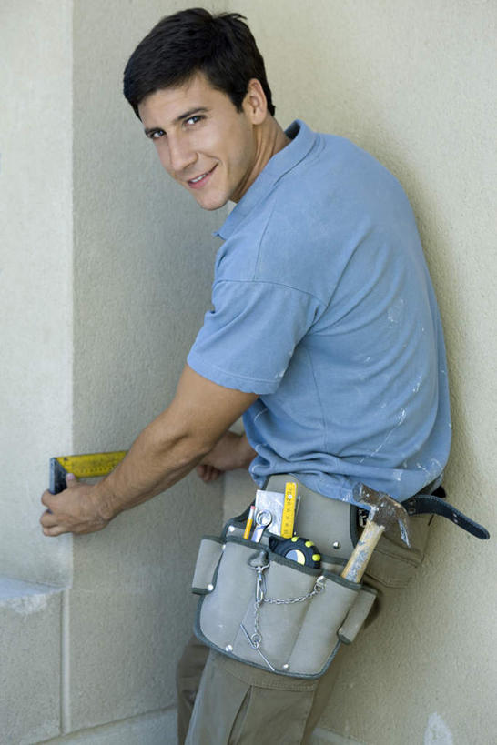 西方人,一个人,工程师,建筑工人,建筑师,站,笑,微笑,露齿笑,竖图,室内,白天,侧面,工作服,制服,袋子,欧洲,欧洲人,仅一个男性,仅一个人,一把,握,服装,测量,锤子,刻度,墙,拿,拿着,注视,休闲装,墙壁,墙面,仅一个年轻男性,一个,衣服,尺,按,观察,看,站着,转头,休闲,休闲服,握着,服饰,单个,观看,测量工具,尺子,察看,关注,直角,直角尺,量具,量仪,木工工具,钳工工具,曲尺,工作制服,男人,男性,年轻男性,白种人,技师,建筑工,建筑设计师,站立,半身,彩图,工作套服