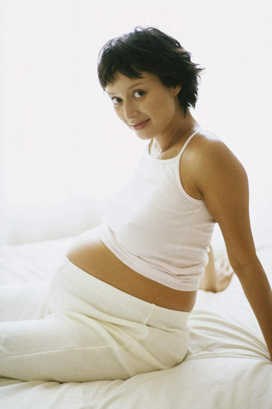 西方人,孕妇,头发,一个人,坐,笑,摸,微笑,露齿笑,竖图,室内,特写,白天,侧面,床,卧室,欧洲,欧洲人,仅一个年轻女性,仅一个女性,仅一个人,撑,抚摸,服装,墙,床单,注视,休闲装,被子,墙壁,墙面,衣服,白色,黑色,观察,看,转头,休闲,休闲服,服饰,单人床,观看,察看,撑着,被单,孕妇装,关注,年轻女性,女人,女性,白种人,产妇,触摸,接触,坐着,半身,彩图,睡房,卧房