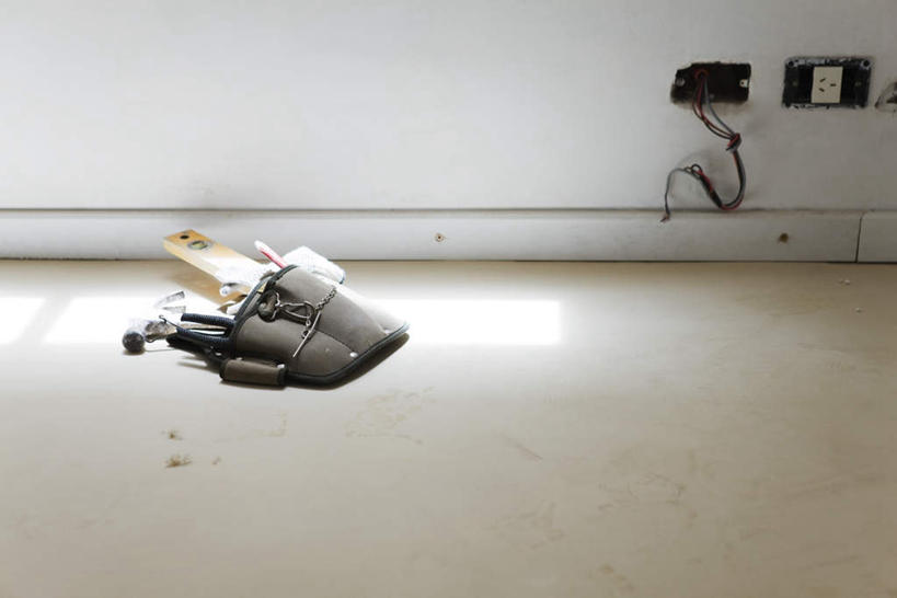 无人,横图,俯视,室内,特写,白天,装修,建筑,一把,阴影,光线,测量,插头,锤子,瓷砖,地砖,电缆,影子,刻度,墙,地面,墙壁,墙面,两个,黄色,阳光,尺,铅笔,垂直,测量工具,水平仪,水平,一支,尺子,水平尺,水准仪,量具,量仪,水平仪器,彩图,高角度拍摄