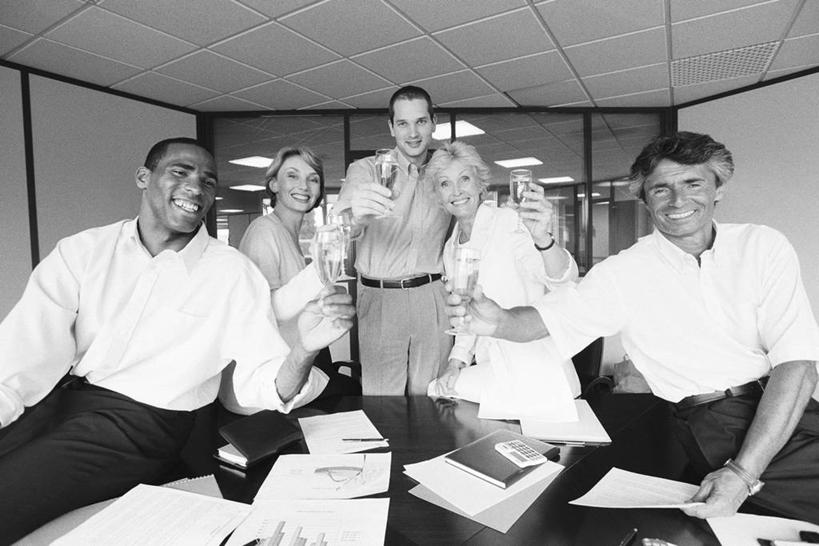 葡萄酒,西方人,同事,商务人士,商务男性,商务女性,办公室,站,坐,举,笑,微笑,露齿笑,横图,黑白,室内,白天,正面,衬衫,奢侈,快乐,成功,合作,团队,集体,信心,家具,桌子,杯子,欧洲,非洲,黑人,欧洲人,握,套装,庆祝,材料,档案,高脚杯,文件,纸,办公桌,许多人,浪漫,拿,拿着,注视,队伍,玻璃制品,酒,饮料,酒杯,手稿,资料,香槟,干杯,观察,看,碰杯,托,站着,一群人,交际,友好,诱惑,握着,观看,证明,庆贺,察看,领导,成就,关注,文档,礼仪,商务装,敬酒,合伙,领袖,工薪阶层,香槟杯,办公家具,劝酒,气泡酒,起泡酒,汽酒,男人,男性,年轻男性,年轻女性,女人,女性,中年男性,中年女性,白种人,非洲人,白领,上班族,玻璃杯,举起,举手,举着,向上举,向上伸,向上托,站立,坐着,半身,衬衣,高兴,欢笑