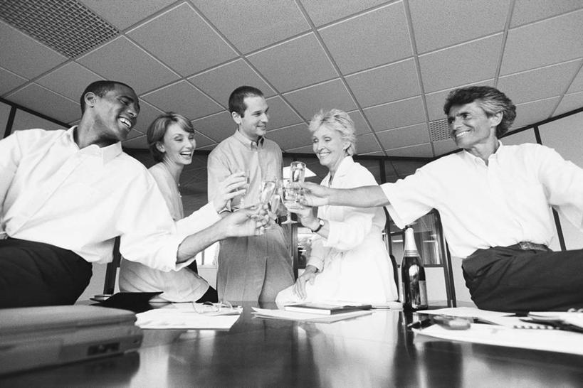 葡萄酒,西方人,同事,商务人士,商务男性,商务女性,办公室,站,坐,笑,说,微笑,露齿笑,横图,黑白,室内,白天,仰视,衬衫,奢侈,讨论,快乐,成功,合作,团队,集体,信心,家具,桌子,杯子,欧洲,非洲,黑人,欧洲人,握,阴影,套装,庆祝,反射,材料,档案,高脚杯,文件,影子,纸,办公桌,屋顶,许多人,浪漫,拿,顶棚,拿着,注视,队伍,玻璃制品,酒,饮料,酒杯,手稿,资料,香槟,干杯,观察,看,碰杯,站着,一群人,交际,友好,诱惑,握着,观看,证明,庆贺,察看,领导,成就,关注,文档,礼仪,商务装,敬酒,合伙,领袖,工薪阶层,香槟杯,办公家具,劝酒,气泡酒,起泡酒,汽酒,交流,男人,男性,年轻男性,年轻女性,女人,女性,中年男性,中年女性,白种人,非洲人,白领,上班族,玻璃杯,沟通,讲话,交谈,商讨,说话,谈话,站立,坐着,半身,低角度拍摄,衬衣,高兴,欢笑