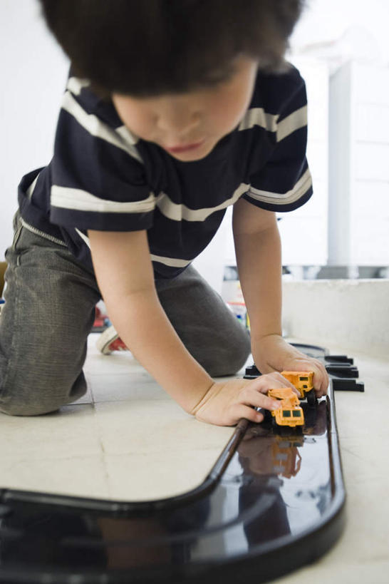 西方人,儿童,一个人,跪,竖图,室内,白天,正面,纯洁,汽车,玩具,欧洲,欧洲人,仅一个男性,仅一个人,撑,握,服装,轨道,拿,拿着,休闲装,车,两个,小孩,衣服,交通工具,轿车,仅一个小孩,休闲,休闲服,可爱,童年,童趣,握着,服饰,撑着,童真,烂漫,无邪,天真,男孩,男人,男性,白种人,孩子,跪着,半身,彩图,男生