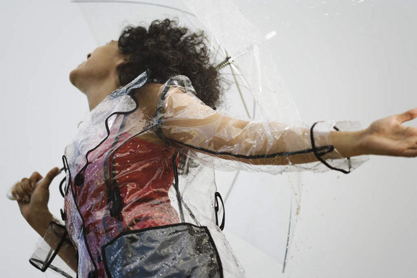 西方人,一个人,站,伸展双臂,笑,微笑,露齿笑,横图,室外,白天,仰视,雨,暴雨,大雨,欧洲,欧洲人,仅一个年轻女性,仅一个女性,仅一个人,握,服装,伞,雨伞,遮阳伞,拿,拿着,注视,休闲装,阳伞,衣服,天空,天,看,站着,休闲,思考,休闲服,考虑,握着,服饰,细雨,关注,雨衣,雨具,年轻女性,女人,女性,白种人,小雨,敞开双臂,伸开双臂,抬头,仰头,展开双肩,站立,张开手臂,张开双臂,半身,彩图,低角度拍摄