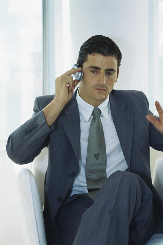 西方人,一个人,商务人士,商务男性,坐,说,打电话,横图,室内,白天,正面,衬衫,讨论,沙发,电话,手机,欧洲,欧洲人,仅一个男性,仅一个人,套装,注视,通讯设备,仅一个年轻男性,观察,看,观看,察看,关注,商务装,布艺沙发,工薪阶层,交流,男人,男性,年轻男性,白种人,白领,上班族,沟通,讲话,交谈,商讨,说话,谈话,通话,坐着,半身,彩图,衬衣