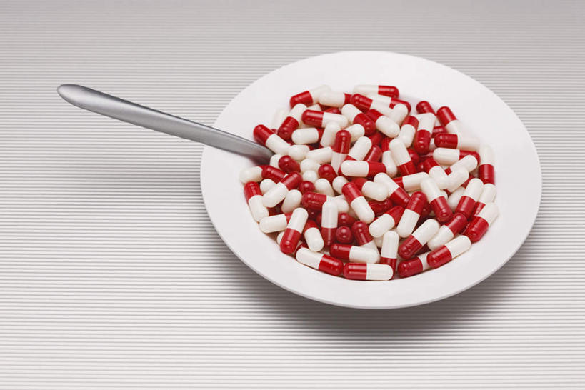 无人,横图,俯视,室内,特写,白天,白色背景,静物,餐具,一堆,许多,堆叠,堆积,碟子,盘,药剂,药丸,勺子,药片,盘子,药品,调羹,碟,汤匙,治疗,摄影,影棚,堆,急救,医疗,进餐用具,烹调用具,彩图,高角度拍摄,影棚拍摄,拍摄