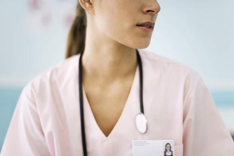 西方人,一个人,医生,医院,站,横图,室内,白天,正面,欧洲,欧洲人,仅一个年轻女性,仅一个女性,仅一个人,服装,休闲装,衣服,听诊器,胸牌,站着,医护人员,医疗人员,休闲,休闲服,服饰,医疗设备,白大褂,医疗机构,年轻女性,女人,女性,白种人,大夫,站立,半身,彩图,病院,诊所