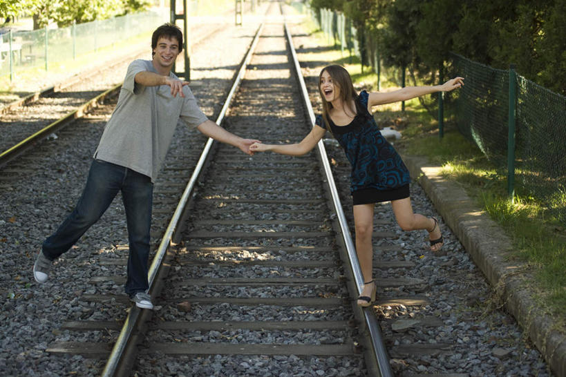 西方人,两个人,伙伴,朋友,站,握手,横图,室外,白天,正面,友谊,树林,植物,欧洲,欧洲人,指,阴影,光线,影子,轨道,铁轨,方向,树,树木,绿色,阳光,自然,手势,站着,生长,成长,指向,友情,男人,男性,年轻男性,年轻女性,女人,女性,白种人,搀手,拉手,手拉手,手握手,站立,彩图,全身