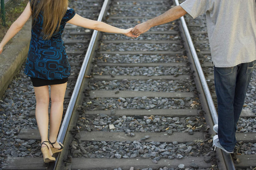 西方人,两个人,伙伴,朋友,站,握手,横图,室内,白天,友谊,树林,植物,欧洲,欧洲人,阴影,光线,影子,轨道,铁轨,树,树木,背面,绿色,阳光,自然,站着,生长,成长,友情,男人,男性,年轻男性,年轻女性,女人,女性,白种人,搀手,拉手,手拉手,手握手,站立,半身,彩图