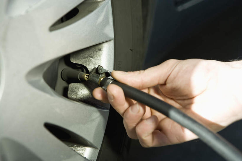 西方人,手,一个人,站,横图,室外,特写,白天,正面,欧洲,欧洲人,仅一个男性,仅一个人,阴影,光线,影子,拿,拿着,仅一个年轻男性,阳光,轮胎,站着,手部,气泵,男人,男性,年轻男性,白种人,站立,半身,彩图